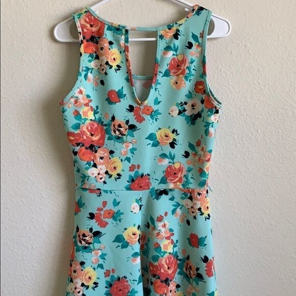 Cute summery dress - Picture 4 of 6